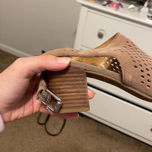 Size 8 - Picture 2 of 2